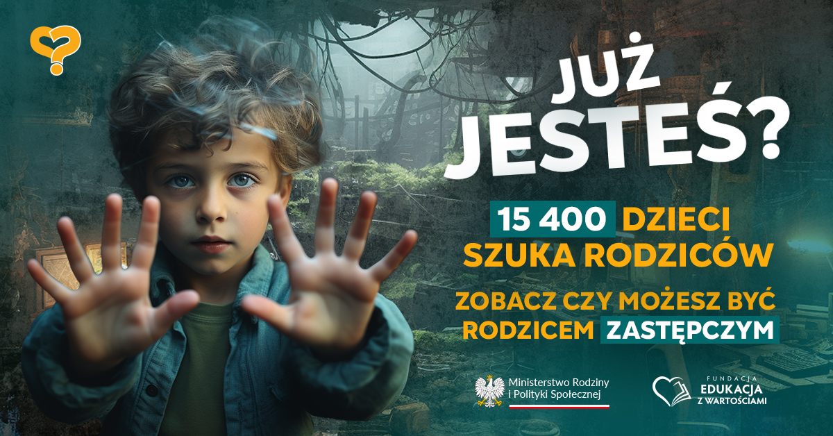 Plakat Kampanii Społecznej - Już Jesteś? Promującej ideę rodzicielstwa zastępczego. Przedstawia małego chłopca z wyciągniętymi rękami. 15400 dzieci w Polsce szuka rodziców zastępczych.